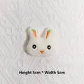 Detalle de accesorio conejo de peluche de 5cm con zanahoria y cara bordada - Versión Original / Conejo Zanahoria