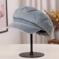 Modische hellblaue Newsboy-Mütze aus gewaschenem Denim für Damen im Vintage-Stil - M (56-58cm) / Mittelblau