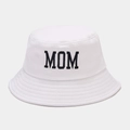 Detalle del bordado MOM negro en un sombrero de pescador de lona blanca de alta calidad - Bordado MOM / MOM Blanco