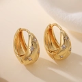 Klassische 18K vergoldete Huggie-Ohrringe mit funkelnden Zirkonia-Sternenmustern - Goldstern-Gravur-Stil