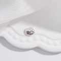 Dettaglio macro di una perla sfaccettata in argento S925 su vassoio in ceramica bianca - 7*7.9mm / Oro bianco