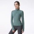 Damen Sportjacke in Salbeigrün, eng anliegend mit Daumenlöchern und Stehkragen für Yoga - S / Fichtengrün