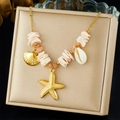 Collar dorado de estrella de mar y concha con perlas en un joyero beige elegante - Estilo Estrella de Mar y Concha Dorada (N3576)