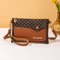 Bolso bandolera pequeño cuadrado con monograma marrón y adornos en color caramelo - Marrón
