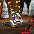 Dettaglio della casa natalizia con luci a LED e figure in resina della scena invernale - Tetto Verde