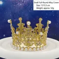 Vista dettagliata della corona in lega dorata 7,5x5,5cm con perle e cristalli decorativi - Lega Rotondo Oro Piccolo