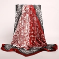 Détail du motif cachemire rouge et blanc sur un foulard en satin de soie élégant - 90*90cm / Rouge