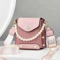 Mini bolso bandolera tejido rosa con hebilla de trébol y asa de perlas sobre blanco - Rosa