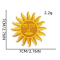 Dettaglio della toppa ricamata con motivo sole giallo e misure 7cm su sfondo bianco puro - Stile 3 (Sole Sorriso)