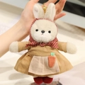 Portachiavi a forma di coniglio in peluche crema con vestito e fascia rossa - Stile Gonna Carota