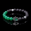 Dettaglio macro del bracciale in pietra lavica con mano di Fatima e perla verde - Avventurina Verde