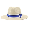 Détail du chapeau de paille beige avec ruban rayé nautique classique sur fond blanc - M (56-58cm) / Beige