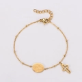 Detail van gouden religieuze armband met ovale Maria-medaille en kruishangertjes - Goud