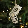 Weißer Weihnachtssocken Anhänger mit Glitzer-Blumenmuster und Hanfseil, 13x9cm groß - Weißer Weihnachtssocken