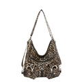 Elegante borsa tote leopardata in ecopelle con tasche a zip su sfondo bianco pulito - Stampa Leopardata Gialla