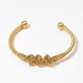 Goldenes Manschettenarmband mit Spiraldraht-Design und Kugelenden für Damen - Goldenes Dreifach-Spiral-Cluster (KAS1019)