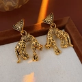 Detailansicht der Vintage-Leopardenohrringe mit antikem Goldfinish und Textur - Antikgold (S925 Silberstift)