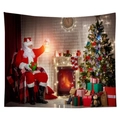 Detalle de tapiz navideño con Papá Noel junto a la chimenea y regalos festivos decorados - Estilo 4 / 95*73cm (Tela Cepillada)