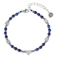 Detail eines blauen Steinperlenarmbands mit Herzanhänger und Karabinerverschluss auf Weiß - Lapislazuli Armband