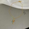 Dettaglio della collana d'oro con fiore in zircone e pendente in smalto colorato - Ruota della preghiera dorata