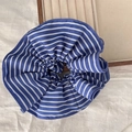 Scrunchie a righe blu e bianche su vassoio per acconciature eleganti con chignon - Piccolo / Righe Blu Scuro (14cm)