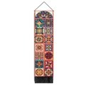 Dettaglio di arazzo mandala boho con asta in legno e nappe nere per decoro pareti - 32.5x130cm / Stile 3