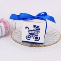 Blaue und weiße Babyparty-Süßigkeitenbox mit Kinderwagen-Hohlmuster und Schleife - 6*6*6cm / Kinderwagen-Box / Dunkelblau