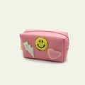 Détail d'une trousse de maquillage rose en PU avec écussons chenille et éclair doré - 18*6.5*11cm / Rose