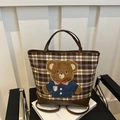 Borsa tote scozzese marrone con ricamo a forma di orso e manici in ecopelle di alta qualità - Orso Preppy