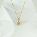 Collar dorado con colgante rectangular de circonitas sobre una fina cadena en O - Collar Rectangular-N0105