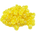 Gros plan de dés de jeu D6 translucides jaunes de 15 mm en acrylique avec points blancs - Jaune