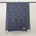 Dettaglio di sciarpa blu con motivo paisley, frange ed etichetta in 100% viscosa - Stile Blu