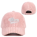Bonnet en velours côtelé rose avec broderie blanche Mom vu de face et de l'arrière - Réglable / Rose MOM