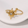 Minimalistischer goldener Edelstahl-Sternring mit Zirkonia und gehämmerter Textur - Gold