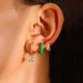 Dettaglio di tre orecchini dorati con smalto verde e cristalli scintillanti - Set di Orecchini in Smalto Verde Oro (9824)