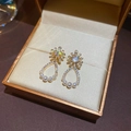 Eleganti orecchini di perle con base dorata e zirconi su uno sfondo di seta pregiata - Grappolo di Fiori Perla Strass / 3# Oro-Bianco