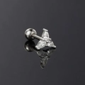 Detaillierte Nahaufnahme von silbernem Ohrstecker mit drei birnenförmigen Zirkonia - Birnenförmiger Klee (CC174) / Silber (CC174-1)
