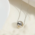 Pendente sferico in argento minimalista su catena fine con finitura a specchio lucida - Palla Media / Argento