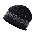 Détail du bonnet en tricot chenille noir orné de strass et de pièces en métal doré - Réglable / Bleu marine