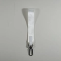 Dettaglio del cinturino da polso bianco intrecciato con gancio in metallo e pelle - Bianco