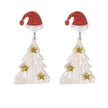 Detailansicht der Weihnachtsbaum-Ohrringe mit goldenen Sternen und roter Weihnachtsmütze - Weißer Baum mit rotem Hut