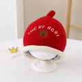 Détail du bonnet rouge en tricot pour bébé avec écusson ours et broderie Lucky Baby - 1 an - 4 ans / Rouge