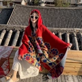Poncho ethnique à capuche rouge avec motifs floraux bleus et détails de franges - LM286 Mer de Fleurs - Rouge Vif