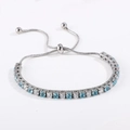 Detalle de pulsera de tenis ajustable con circonitas redondas azules y blancas - Circón Azul Claro y Blanco Plateado (B0101-3)