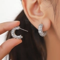 Chique zilveren C-vormige oorringen met micro-pave zirkonia voor een sprankelende look - Zilver
