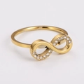 Vista macro dell'anello a infinito dorato con piccoli diamanti scintillanti - US 6 / Oro