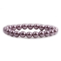 Elegantes lila Perlenarmband für Damen mit glänzenden runden Perlen auf weißem Hintergrund - Helllila