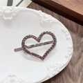 Dettaglio del fermaglio a cuore argentato con strass viola su piatto decorato - Cuore Viola