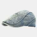 Detail der gewaschenen blauen Denim-Schiebermütze mit Vintage-Löchern und Buchstabenstickerei - Verstellbar / Hellblau