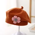 Detail van de gebreide babybaret met 3D-bloemaccent en zachte warme gebreide wol in karamel - 3-48 Maanden / Karamel